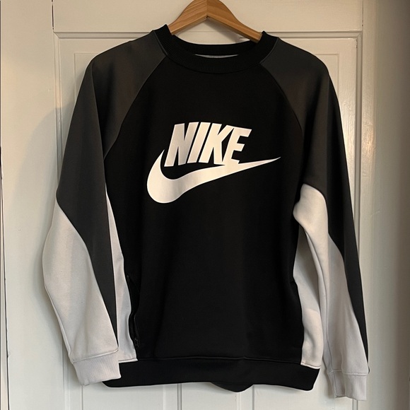 Nike Women’s Black and White Crewneck Sweatshirt Size Medium - Picture 1 of 4